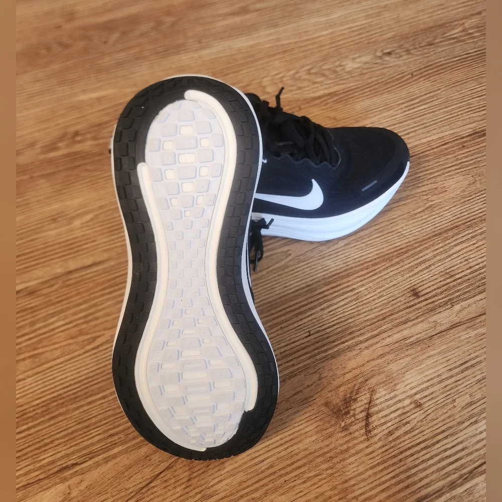 Size 10 Nike Women's  Black & White ZoomX Cushion Running Shoe Retail 180$ - Picture 6 of 9
